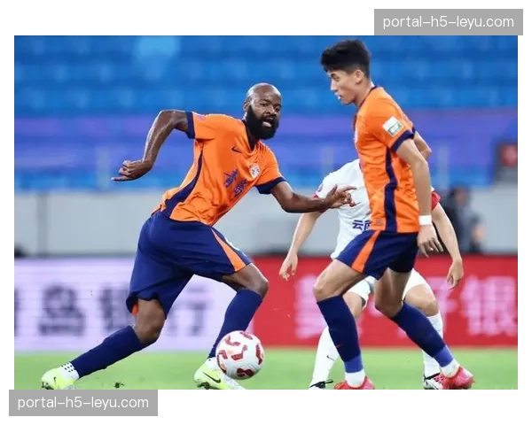 红牌！沃尔夫斯堡后卫禁区外犯规破坏绝对得分机会